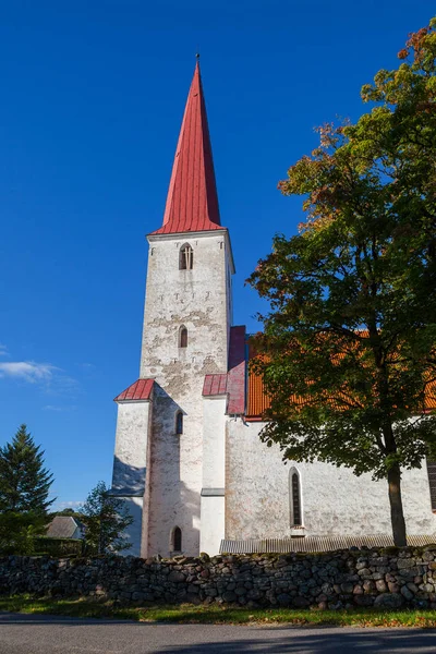 Ősi evangélikus templom-Kihelkonna, Saaremaa, Észtország. Kora őszi napsütésben. Tájkép. — Stock Fotó