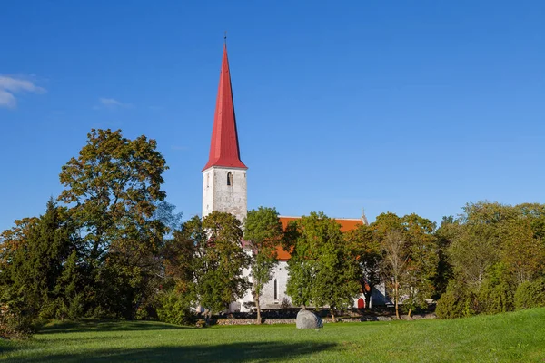 Kihelkonna, Saaremaa, Estonya antik Lutheran Kilisesi. Erken sonbahar güneşli gün. Manzaralı.