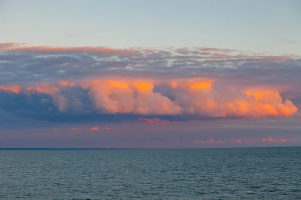 Kleurrijke zonsondergang over de Baltische Zee — Stockfoto