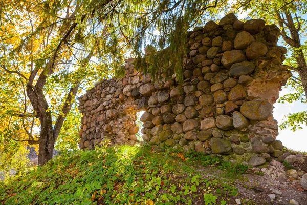 Dinding kuno reruntuhan kastil di Aluksne, Latvia. Waktu musim gugur . — Stok Foto