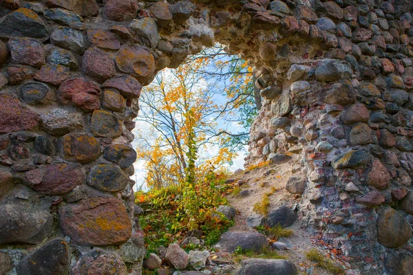 Antico muro di rovine del castello ad Aluksne, Lettonia. Ora di autunno . — Foto Stock