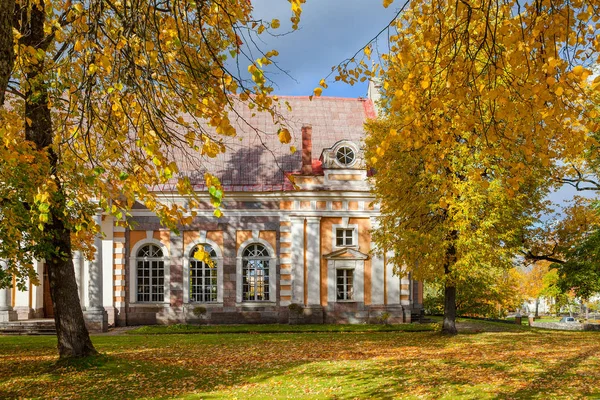 Starý kostel v podzimním parku. Aluksne, Lotyšsko. — Stock fotografie