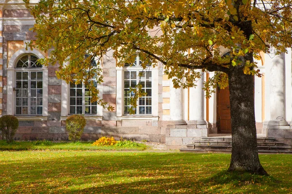 Vecchia chiesa nel parco autunnale. Aluksne, Lettonia . — Foto Stock