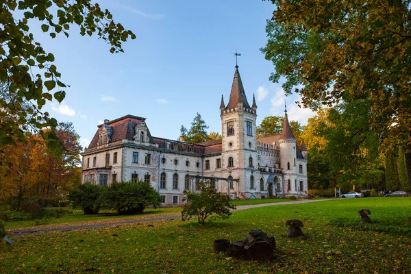 Antigo palácio de contos de fadas em Stameriena, Letónia. Tempo de queda, cores brilhantes . — Fotografia de Stock
