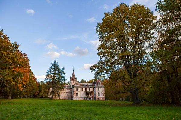 VECSTAMERIENA, Letonia - 20 de octubre de 2016: Antiguo palacio de cuento de hadas. Tiempo de otoño, colores brillantes . —  Fotos de Stock