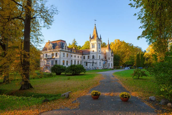 Antiguo palacio de cuento de hadas en Stameriena, Letonia. Tiempo de otoño, colores brillantes al atardecer —  Fotos de Stock