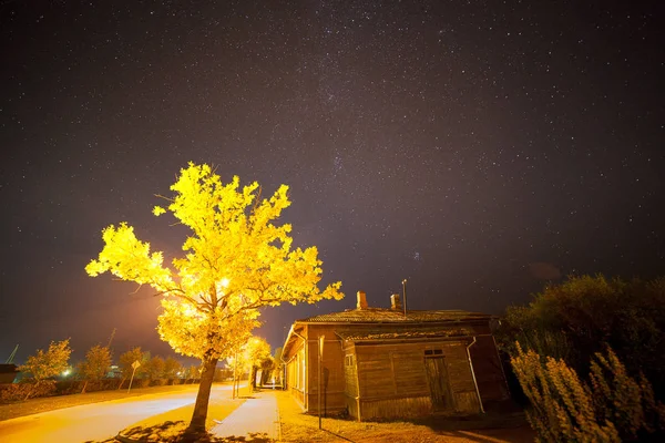 Ciel étoilé sur la petite rue de la ville avec de vieilles maisons en bois. Heure d'automne , — Photo