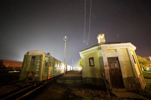 Gulbene, Letland - 20 oktober 2016: Oude treinen bij station. Nacht verlicht schot. — Stockfoto
