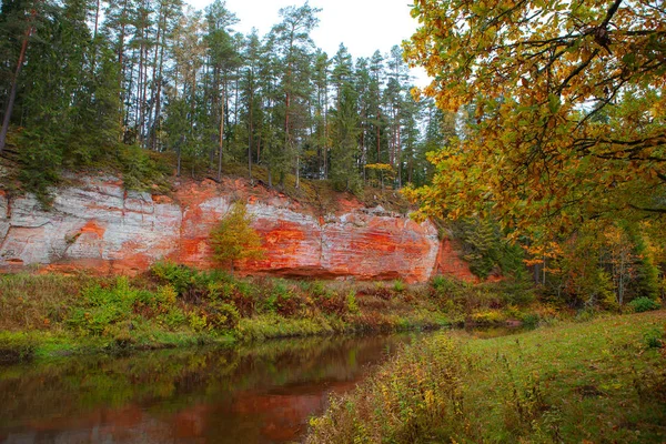 Roccia di arenaria lungo il fiume Salaca, Lettonia. Ora di autunno . — Foto Stock
