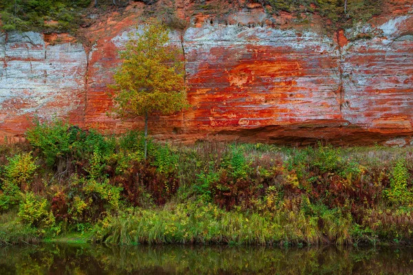 Pedra de arenito ao longo do rio Salaca, Letónia. Hora do Outono . — Fotografia de Stock
