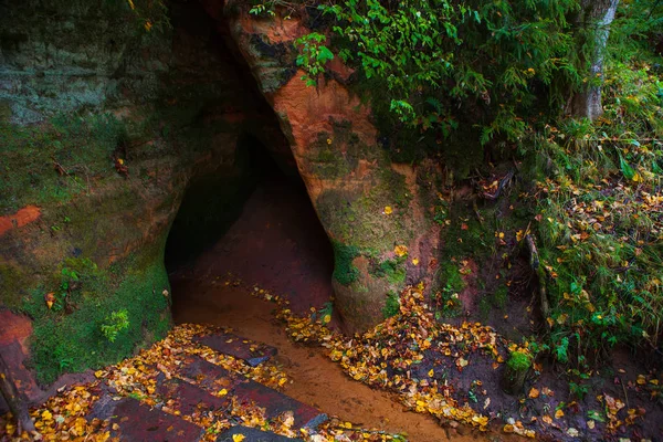 Naturalna jaskinia w skale piaskowca. — Zdjęcie stockowe