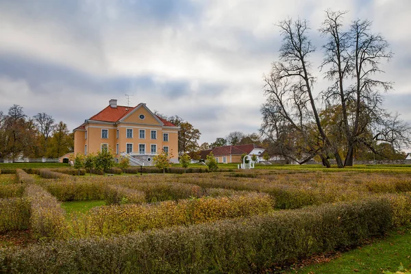 Palmse Manor, Estónia. Tempo de queda. Villa de luxo, parque e centro de informações . — Fotografia de Stock