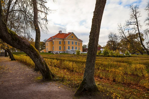 Palmse Manor, Estonia. Tiempo de otoño. Villa de lujo, parque y centro de información . —  Fotos de Stock