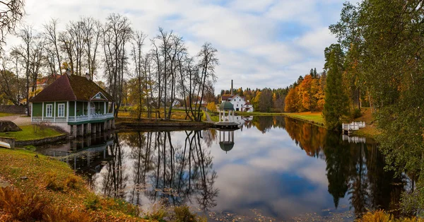 Gölet diğer resindential binaları ile sahilde gazebo (rotunda). Estonya manor. Sonbahar.