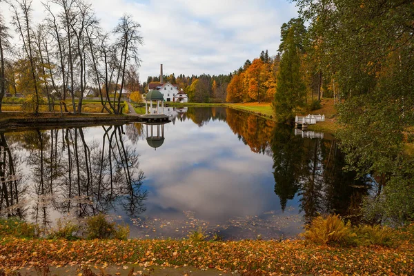 Palmse damıtım ve otel yansıma su birikintisi, Estonya. Sonbahar.