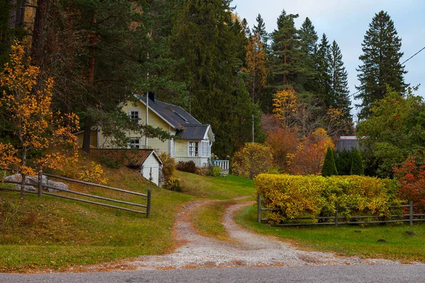Maison traditionnelle d'Europe du Nord entourée de feuillage d'automne. Estonie . — Photo