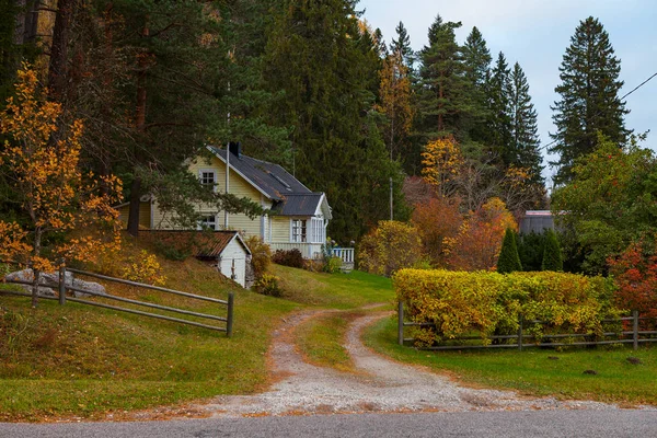 Casa tradicional del norte de Europa rodeada de follaje otoñal. Países Bajos . —  Fotos de Stock