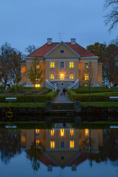 Palmse 매너, 에스토니아 연못에 반영을 가진 밤 보기 럭셔리 빌라, 공원 및 정보 센터. — 스톡 사진