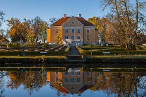 Rich zámek s parkem a rybníkem při východu slunce. Palmse, Estonsko. — Stock fotografie