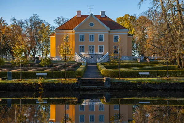 Zengin manor bir park ve gündoğumu gölette. Palmse, Estonya.