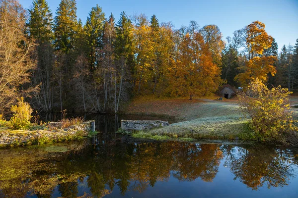 Осенний парк вокруг пруда. Октябрь осень . — стоковое фото
