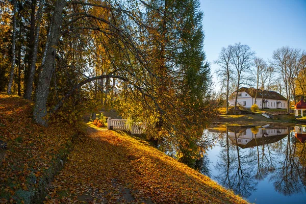 秋の公園池の周りでパス。10 月秋の時間. — ストック写真