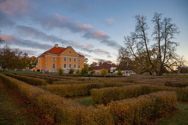 일출 공원 Palmse, 에스토니아-10 월 20, 2016: 리치 궁전. — 스톡 사진