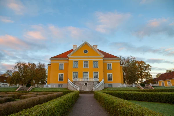 Palmse, Estonsko - 20 října 2016: Bohatý palác s parkem za úsvitu. — Stock fotografie