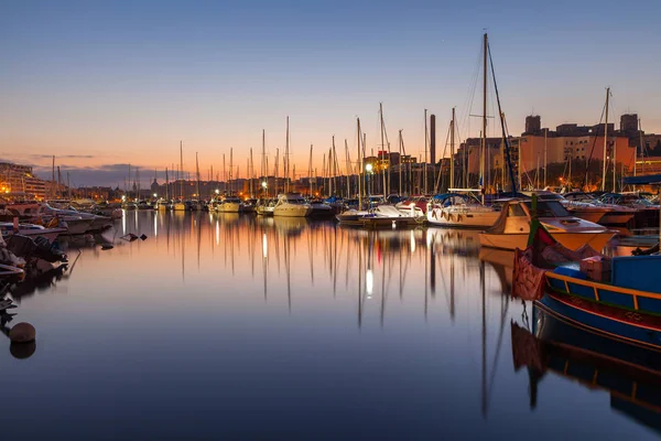 Dawn vy av segelbåtar och yachter i lilla hamn. Malta. — Stockfoto
