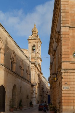 Mdina, Malta - Ağustos, 30, 2016: Dar sokak Kilisesi eski şehir ile