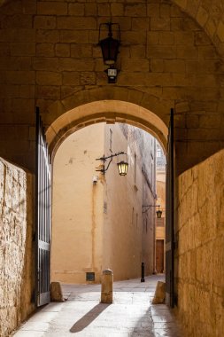 Güneşli bir gün, eski şehir sokaklarında. Gates fener, Mdina, Malta ile.