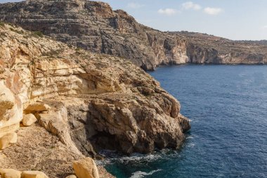 Mavi Mağara kireçtaşı uçurumun, Malta Adası'nın görkemli doğa Simgesel Yapı