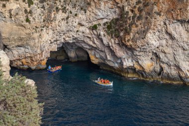 Mavi Mağara, Malta - 15 Ekim 2016: Tekne turu kireçtaşı kayalıklarla ve mağaralar çevresinde