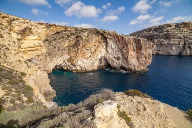 Mavi Mağara kireçtaşı uçurumun, Malta Adası'nın görkemli doğa Simgesel Yapı