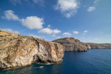 Mavi Mağara kireçtaşı uçurumun, Malta Adası'nın görkemli doğa Simgesel Yapı