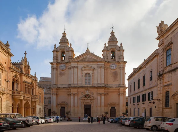 Mdina, Malta - 15 Ekim 2016: Şehir katedral Meydanı