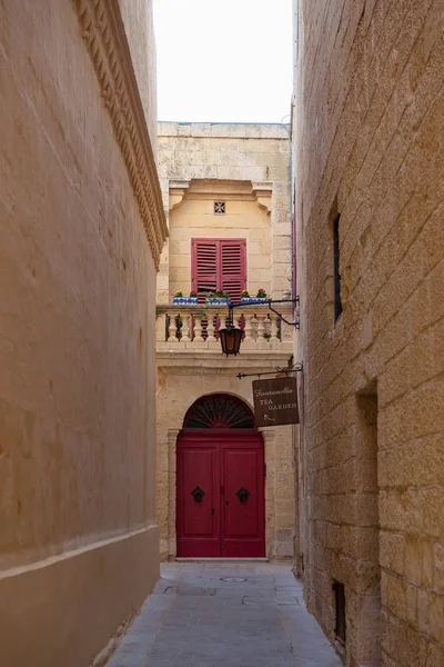 Mdina, Malta - Ağustos, 30, 2016: Eski şehrin dar Ortaçağ sokakta