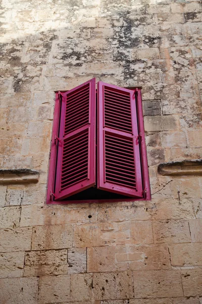 Houten roze venster met luiken in de oude stad Mdina, Malta — Stockfoto
