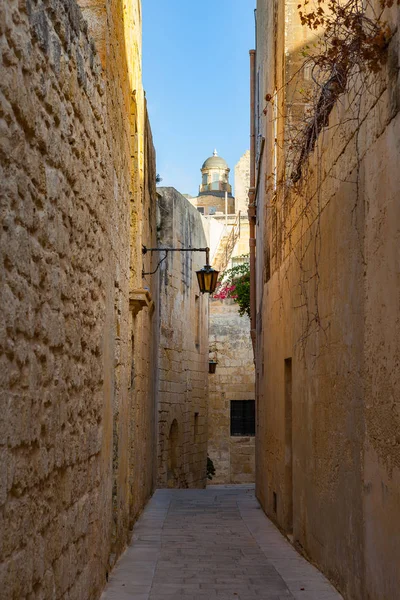 Strade del centro storico nella giornata di sole. Percorso stretto a Mdina, Malta . — Foto Stock