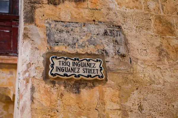 MDINA, MALTA - 15 OTTOBRE 2016: tradizionale cartello stradale nel centro storico fondato come Maleth intorno all'VIII secolo a.C. dai coloni fenici sull'isola di Malta . — Foto Stock