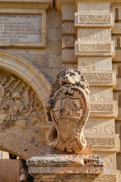 イムディーナ、マルタ - 2016 年 10 月 15 日: ライオンの盾を保持しています。マルタの古いシンボル. — ストック写真