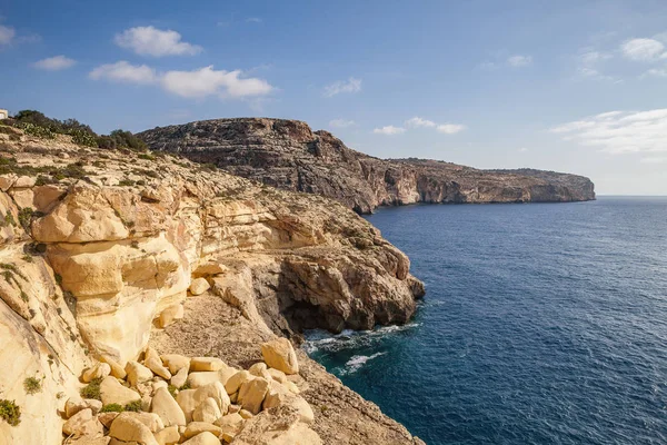 Mavi Mağara kireçtaşı uçurumun, Malta Adası'nın görkemli doğa Simgesel Yapı