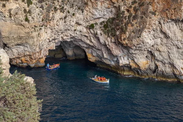 Mavi Mağara, Malta - 15 Ekim 2016: Tekne turu kireçtaşı kayalıklarla ve mağaralar çevresinde