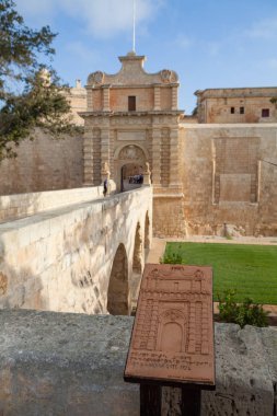 Mdina, Malta - Ağustos, 30, 2016: Ana şehir kapıları. Eski Kalesi. Güneşli yaz gün.
