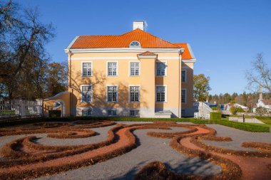 Palmse, Estonya - 20 Ekim 2016: Zengin Emlak güneşli yaz günü bir park ile.