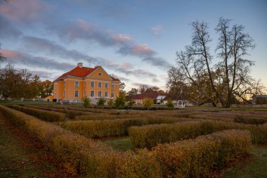 Palmse, Estonya - 20 Ekim 2016: Zengin Sarayı bir parkta gündoğumu ile.