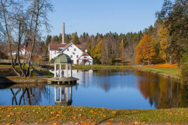 Zengin bir gölet, rotunda ve dekoratif iskelesi ile eski Emlak. Palmse, Estonya. Sonbahar güneşli gün.