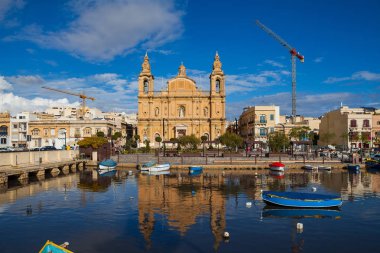 Msida, Malta - 19 Ekim 2016: Güzel bucak kilisede güneşli gün ile ön Harbor'da.