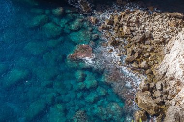 Kayalık sahil masmavi dalgalar ile Malta Adası'nın görkemli doğa Simgesel Yapı