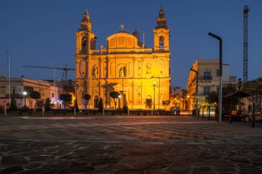 Gece güzel Msida Parish Kilisesi. Malta.